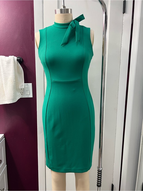 Calvin Klein Dresses & Skirts - Calvin Klein Sleeveless Emerald Bow-Tie Sheath Dress